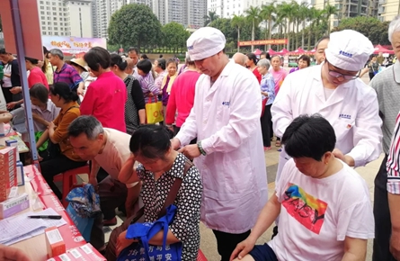 梧州市的勞模、工匠聚集在市政廣場(chǎng)，原來是為了這件事！