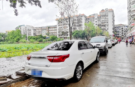 潘塘公園附近道路小車違停現(xiàn)象突出