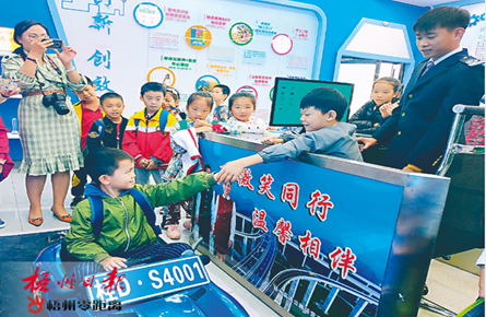 小記者體驗(yàn)高速公路收費(fèi)過(guò)程