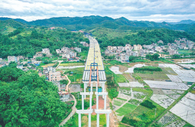 環(huán)城高速南段建設(shè)正酣