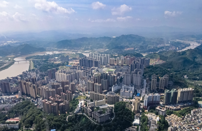 樓群依山入畫(huà)來(lái)