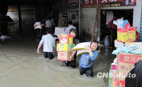 　　據湖南省防指統計，截至5月15日下午，湖南省已有婁底、懷化、湘潭、長沙、株洲等10個市州50個縣339萬余人受災，直接經濟損失14.58億元。其中，受災較為嚴重的主要為婁底、懷化、湘潭、株洲等地。 中新社發 郭國權 攝