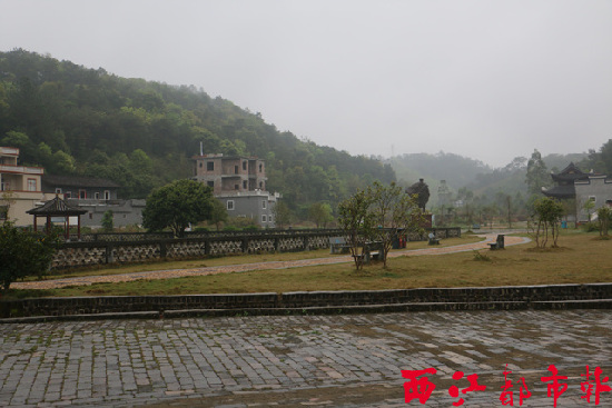 在生態鄉村建設中，大坡鎮料神村李濟深故居前的廣場呈現出嶄新面貌。 