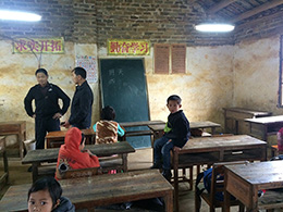 學(xué)校把學(xué)前班的黑板也拆了下來(lái)